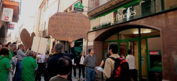 La PAH del Baix Montseny protesta davant l'oficina de la Caixa Penedès