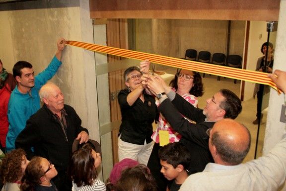Dolors Lechuga, presidenta del Consell de Poble de Las Batllòria i Joan Castaño, alcalde de Sant Celoni en el moment de tallar la cinta