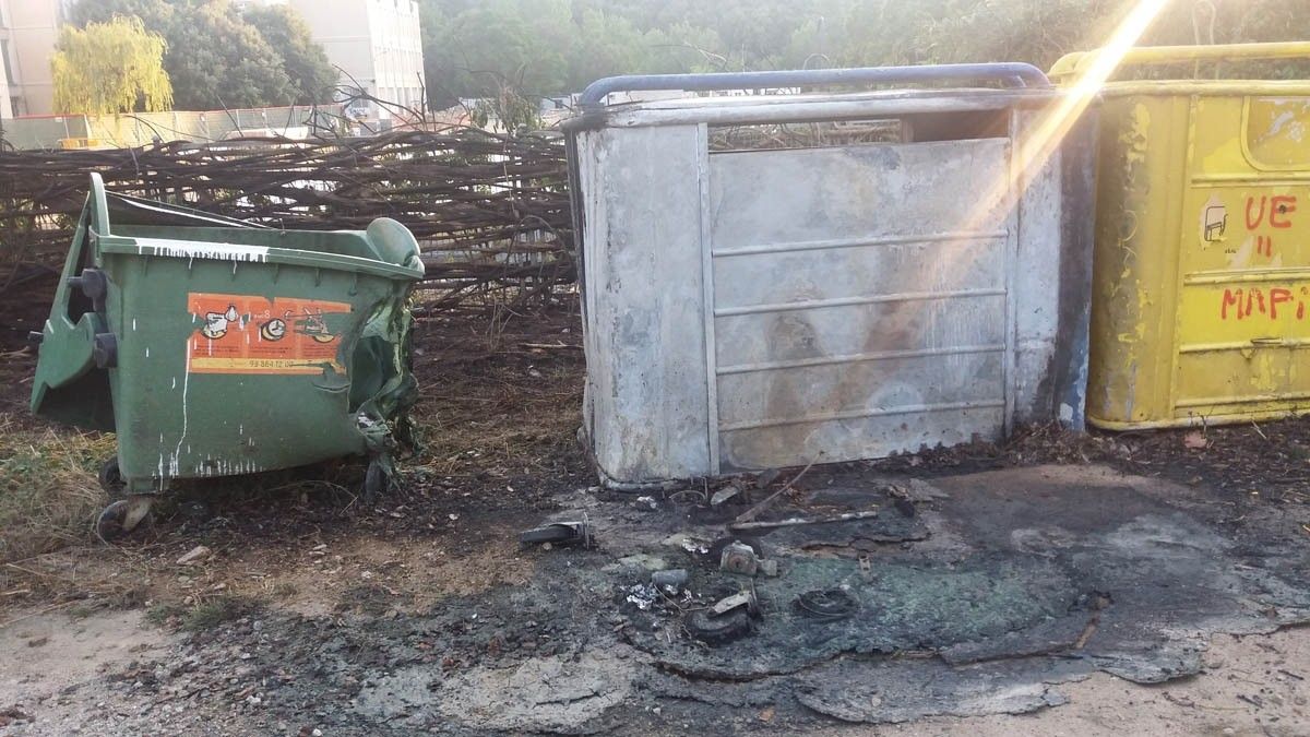 Grup de contenidors cremats a Sant Celoni