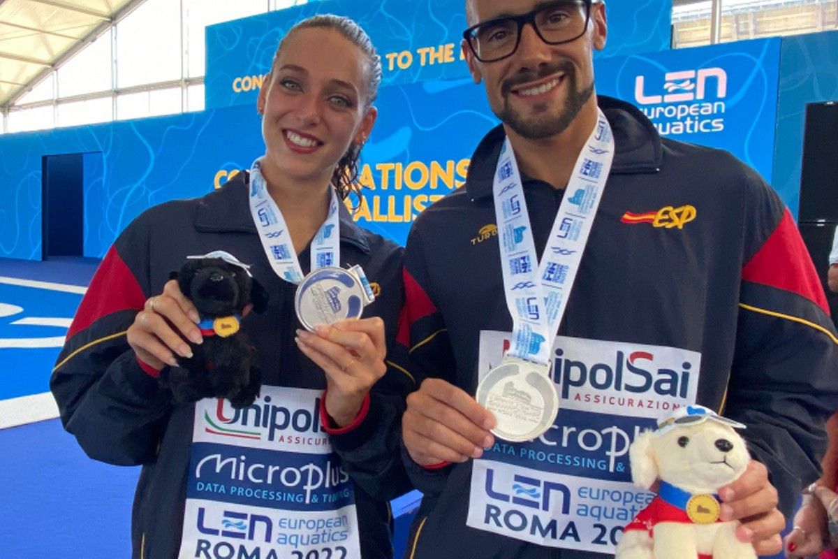 Emma Garcia i Pau Ribes amb una de les medalles de plata aconseguides al Campiona d'Europa de Natació Roma 2022