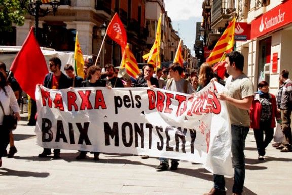 Els manifestants entrant a la plaça de la Vila de Sant Celoni