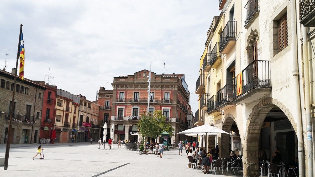 Vista de la plaça de la Vila de Sant Celoni reurbanitzada amb l'Ajuntament al fons