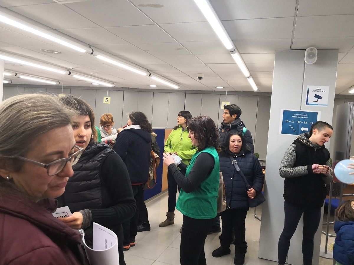 Activistes de la PAHC Baix Montseny i l'Assemblea per l'habitatge Digne de Palau van ocupar dimecres l'oficina del BBVA a Sant Celoni