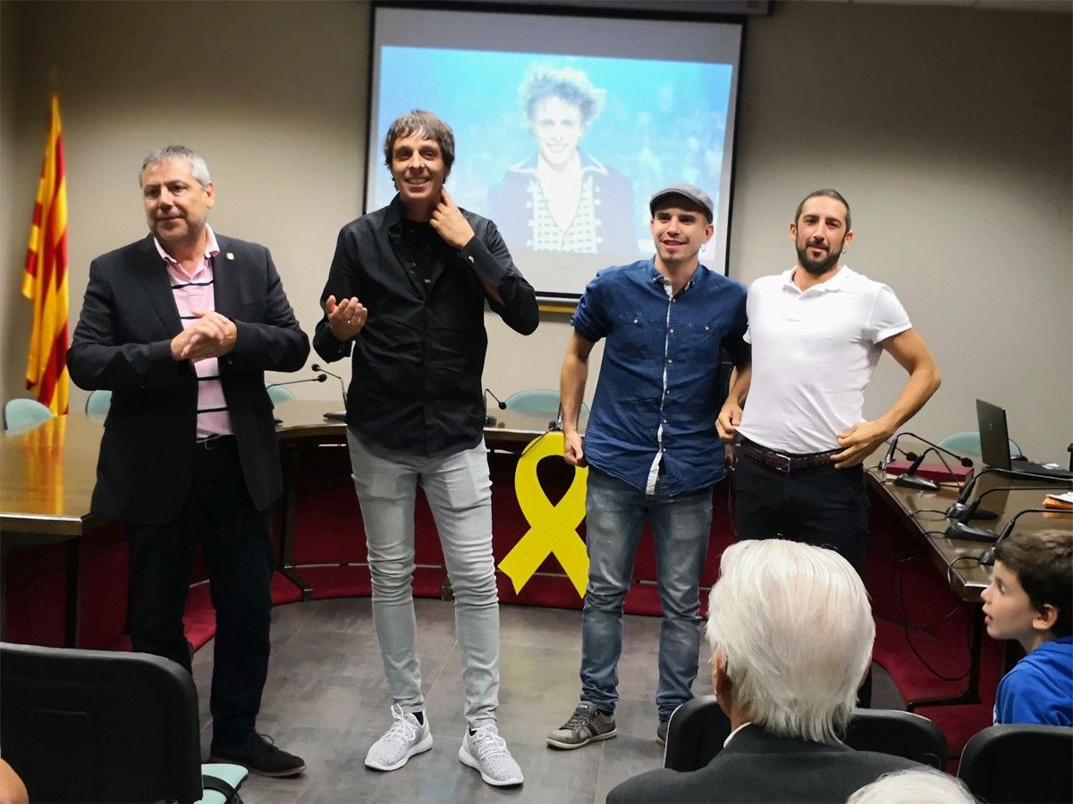 Mag Edgard , amb camisa negra, amb l'alcalde de Palau, Jordi Xena,a la dreta i dos artistes del seu equip