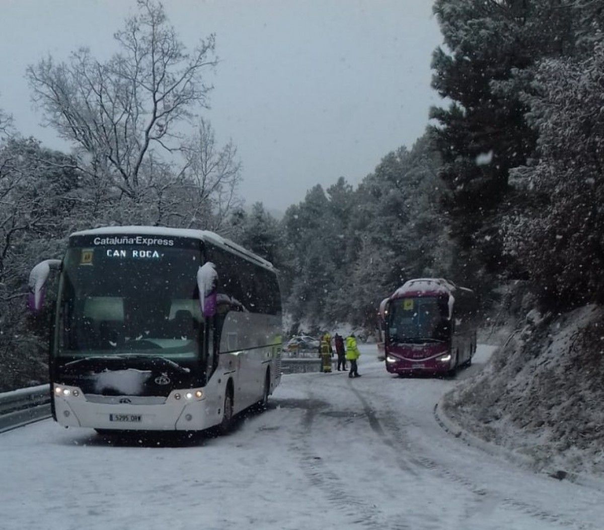 Autocars atrapats per la neu al Port del Comte