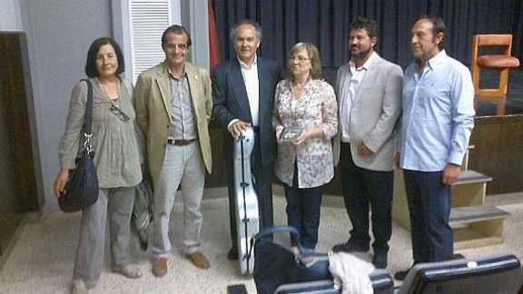 Josep Henríquez al centre de la imatge amb els regidors del govern de Sant Antoni de Vilamajor
