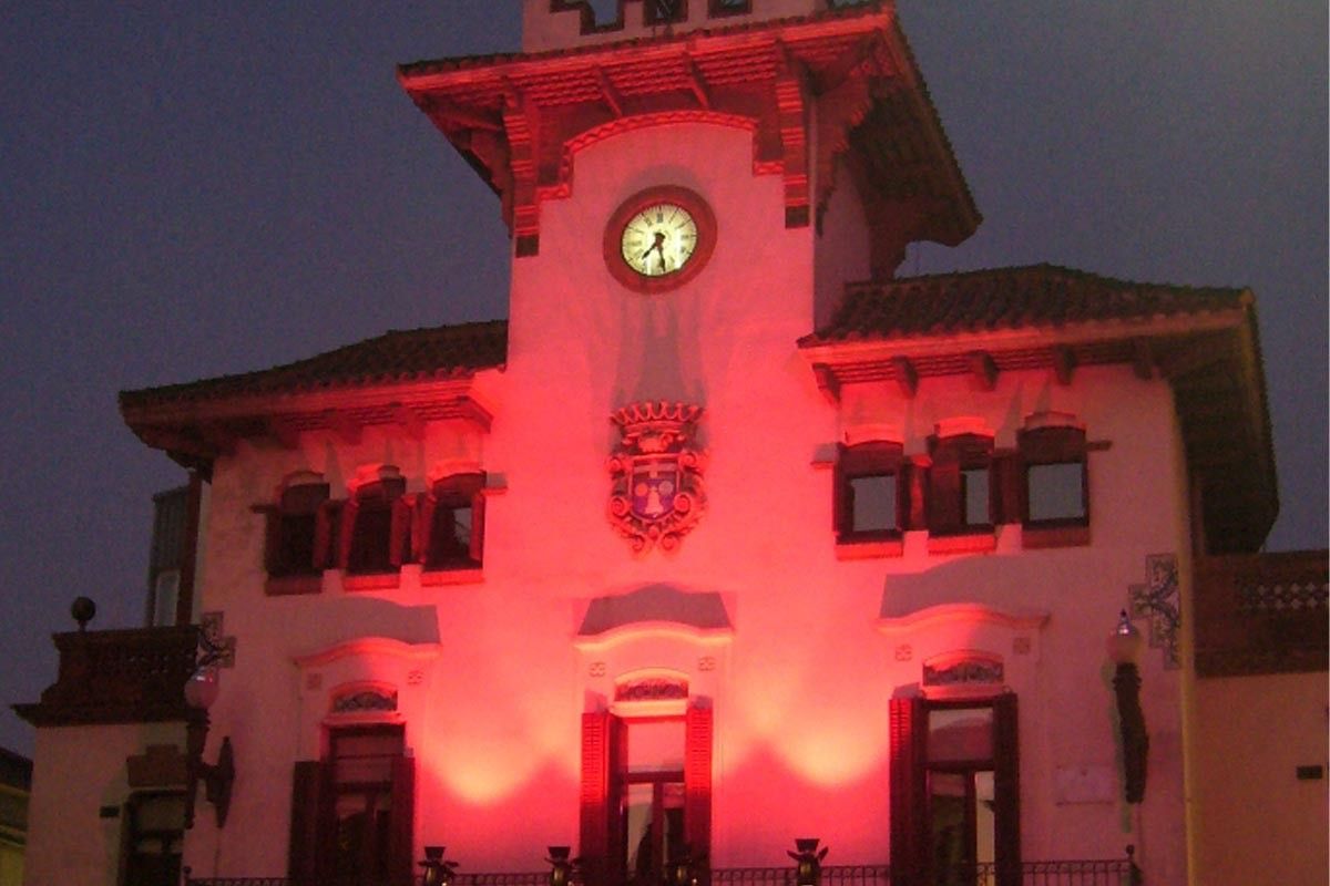 Façana de l'Ajuntament de Sant Celoni il·luminada de color rosa amb motiu del Dia del Càncer de Mama