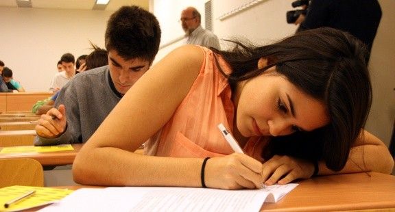 Una estudiant comença l'examen de Llengua castellana i literatura al Campus del Mar de Barcelona en el primer dia de selectivitat.