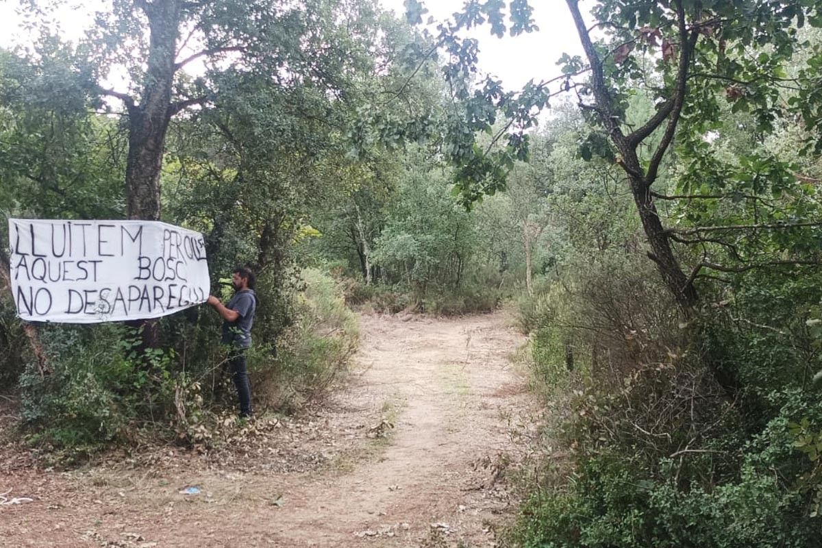 Els veïns de Can Cadell protesten per evitar la desaparició del bosc