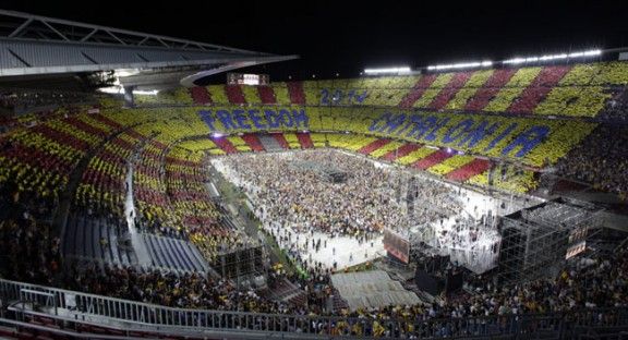 Espectacular mosaic independentista al Camp Nou.