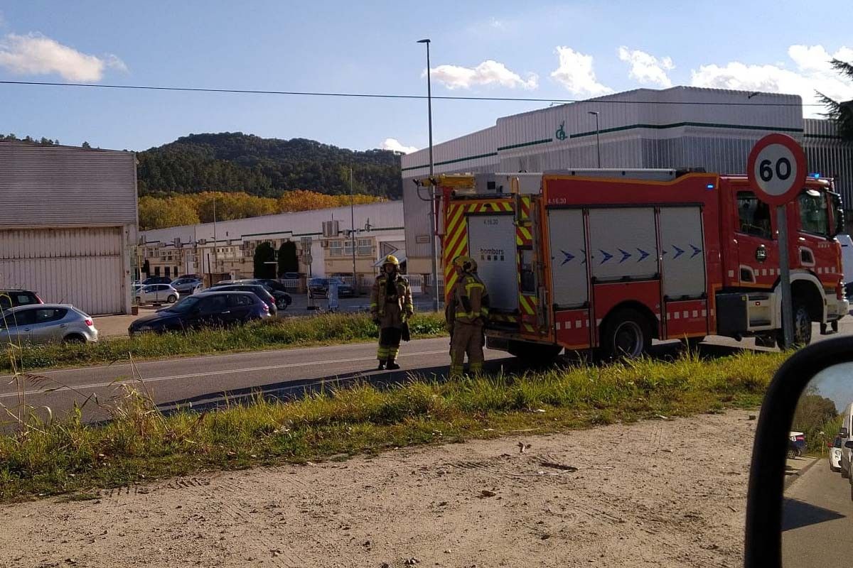 Els Bombers de la Generalitat han fet les tasques de neteja de la C-35 després de l'accident a Sant Celoni