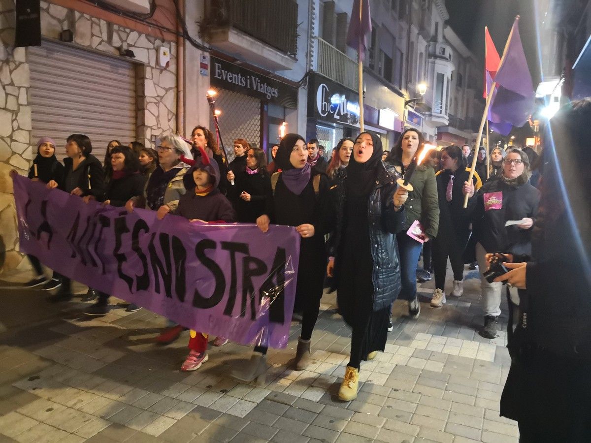 La marxa nocturna no mixta de dones del Baix Montseny arriba a la plaça de la Vila de Sant Celoni