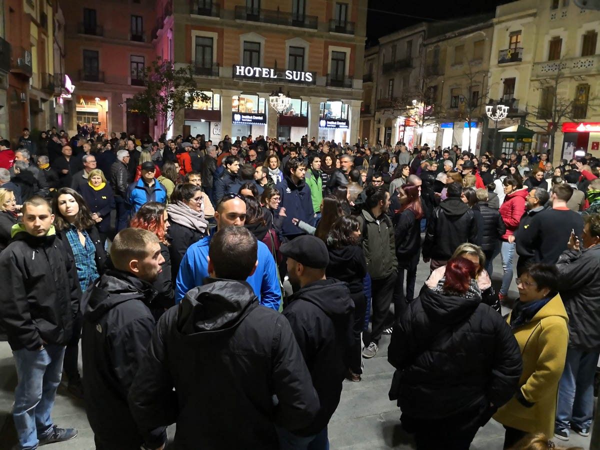 Al voltant de cinc-centes persones es van concentrar a la plaça de la Vila de Sant Celoni per condemnar l'agressió feixista de la matinada de diumenge