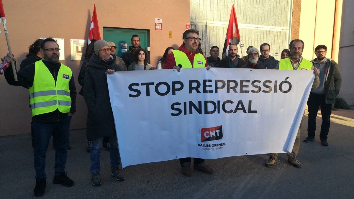 Sindicalistes de la CNT exigeixen la readmissió del treballador acomiadat a UC Maquinaria de Sant Celoni