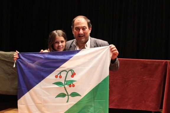 L'alcalde d'Arbúcies, Pere Garriga, amb l'alcaldessa infantil, Elsa Castro