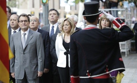 Un agent dels Mossos d'Esquadra de gala, quadrat davant d'Artur Mas.