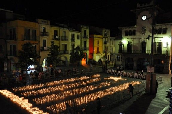 Una estelada amb espelmes a la plaça de la Vila de Sant Celoni