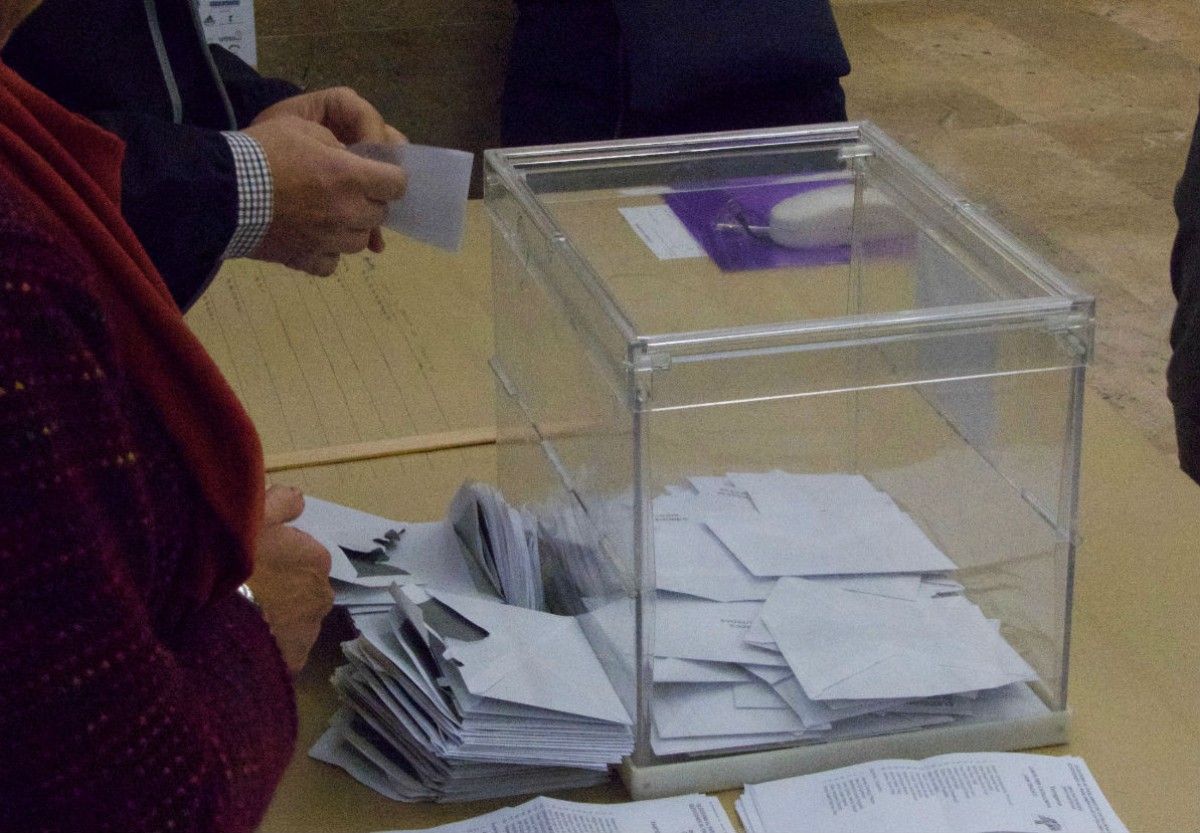 Recompte de vots en un col·legi electoral de Tarragona 