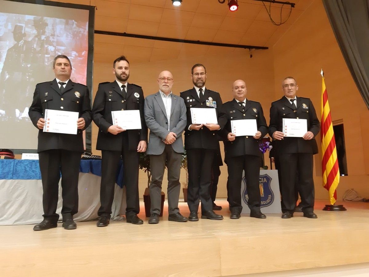 L'alcalde de Sant Celoni amb els policies locals guardonats en el Dia de les Esquadres 2019