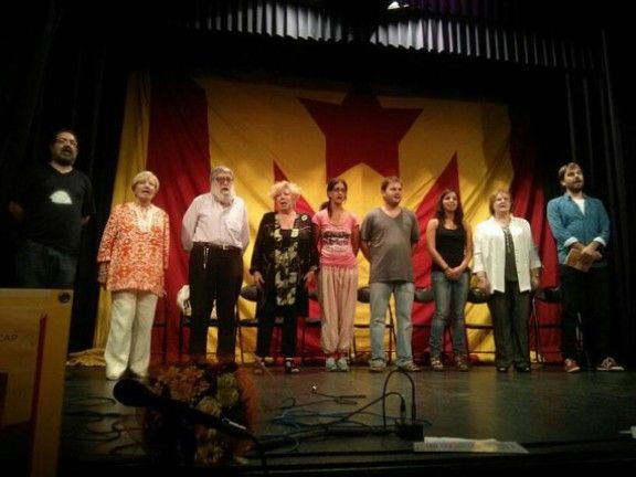 Núria Feliu i rapsodes locals al recital de cançons i poemes per la Independència a Arbúcies