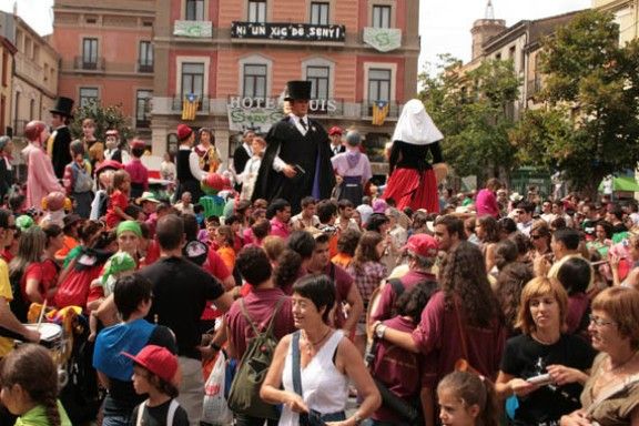 Aspecte de la plaça de la Vila de Sant Celoni en el 50è aniversari dels gegants