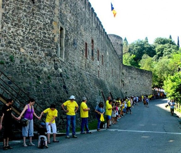 Resseguint la muralla medieval a Hostalric