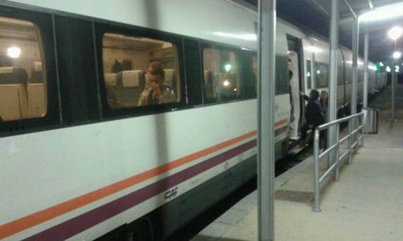 El tren aturat a l'estació de Caldes de Malavella per culpa d'una avaria