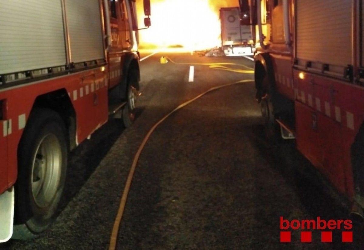Incendi d'un tràiler a la carretera C-25 a Arbúcies