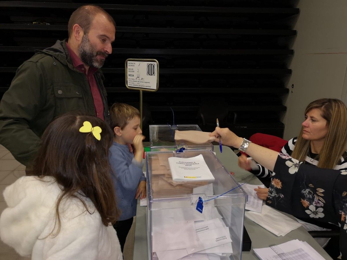 Josep Pagès votant a l'Ateneu de Sant celoni acompanyat dels seus fills