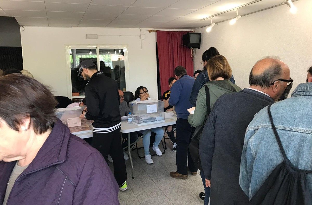 Cues per votar al col·legi electoral de Sant Ponç a Sant Celoni