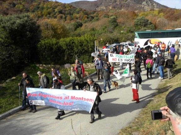 Unes 150 perones protesten contra la carrterea de Sant marçal a Les Illes