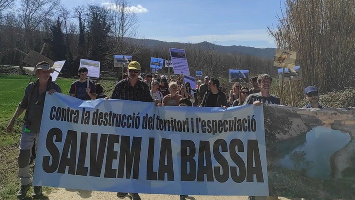 Manifestació de col·lectius ecologistes per salvar la bassa de Llinars del Vallès