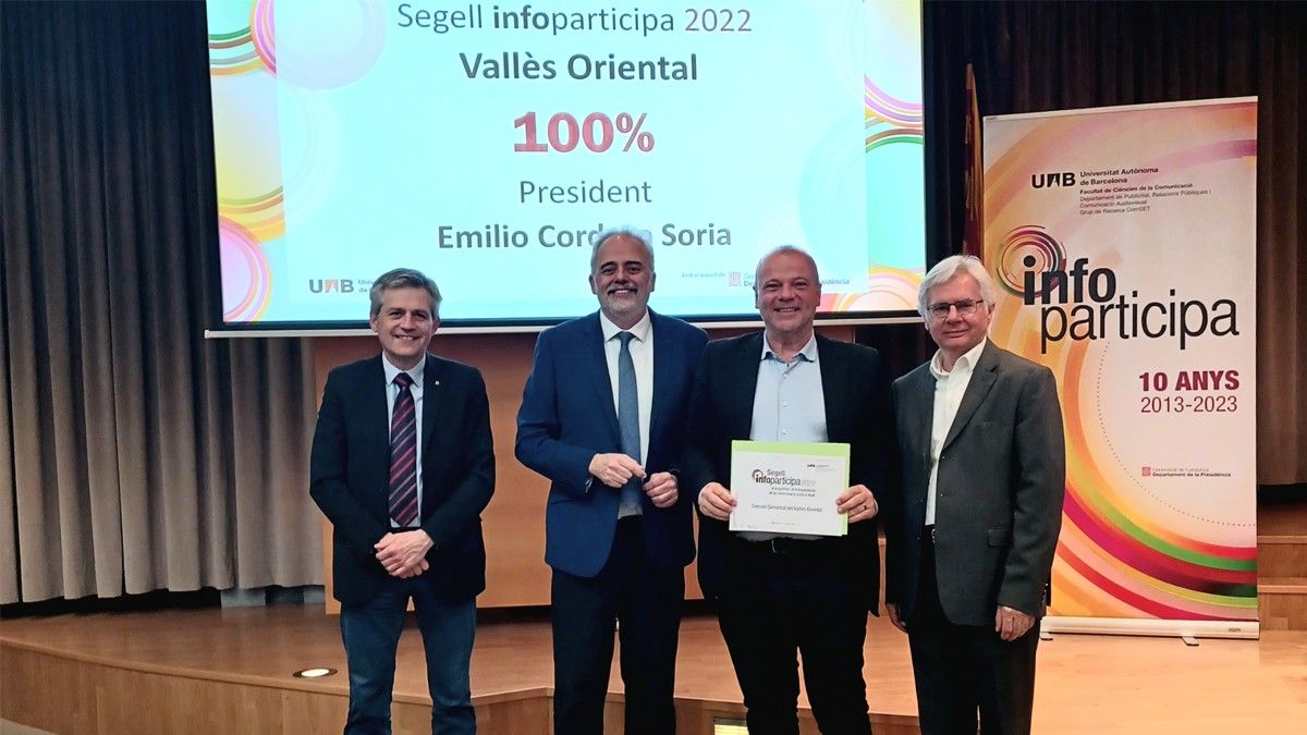 El president del Consell Comarcal del Vallès Oriental, Emilio Cordero, recull el Segell Infoparticipa 2022