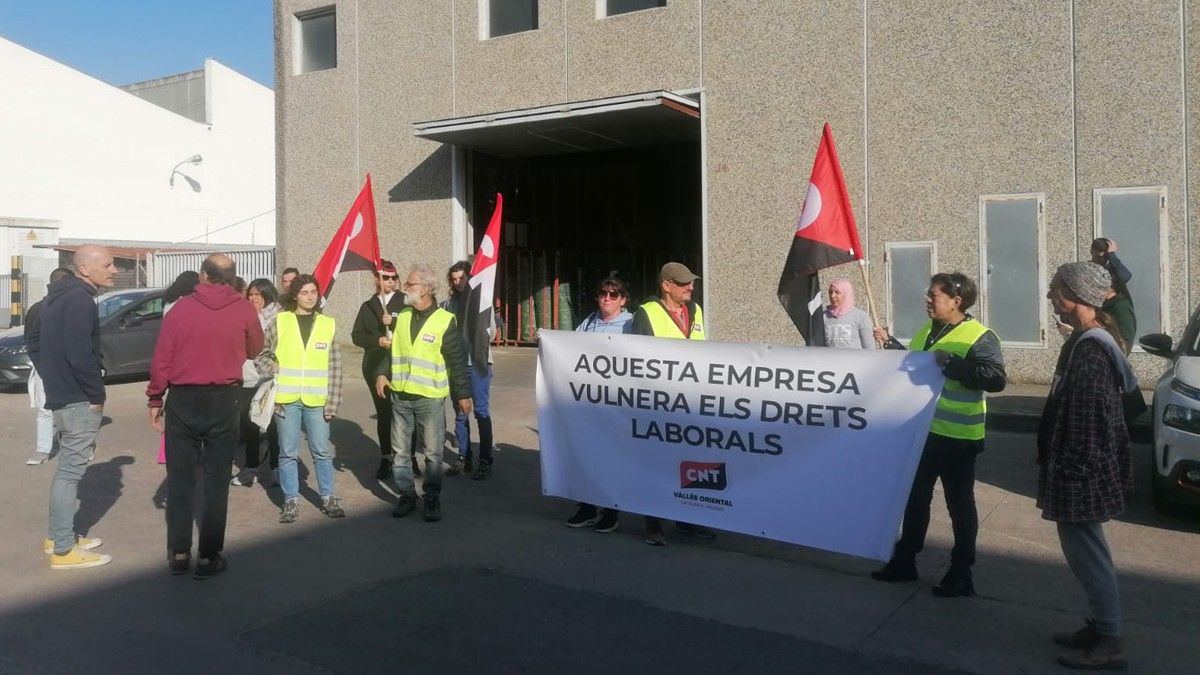 Protesta davant les instal·lascions de Manipulador Madueño de Llinars del Vallès