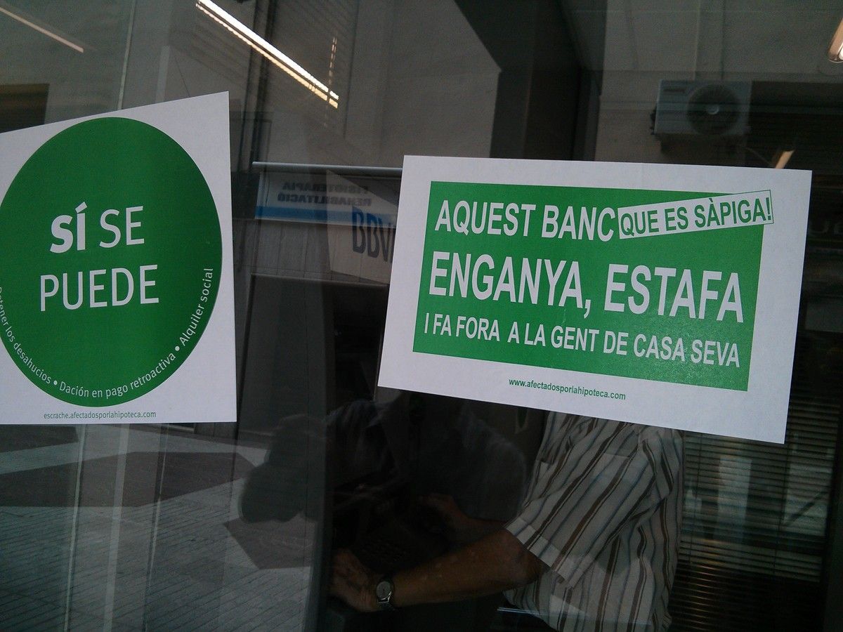 Protesta contra una entitat bancària a Sant Celoni 