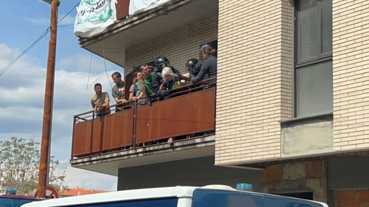 Tensió entre activistes de la PAHC i els antiavalots dels Mossos d'Esquadra en el moment del desallotjament de l'edifici