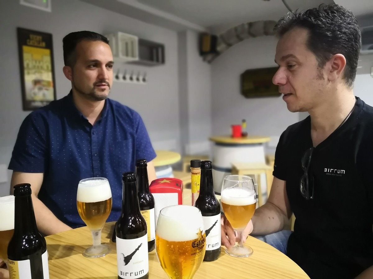 Jordi Molina i Jordi Pastells creadors de la cervesa Superbia de Birrum