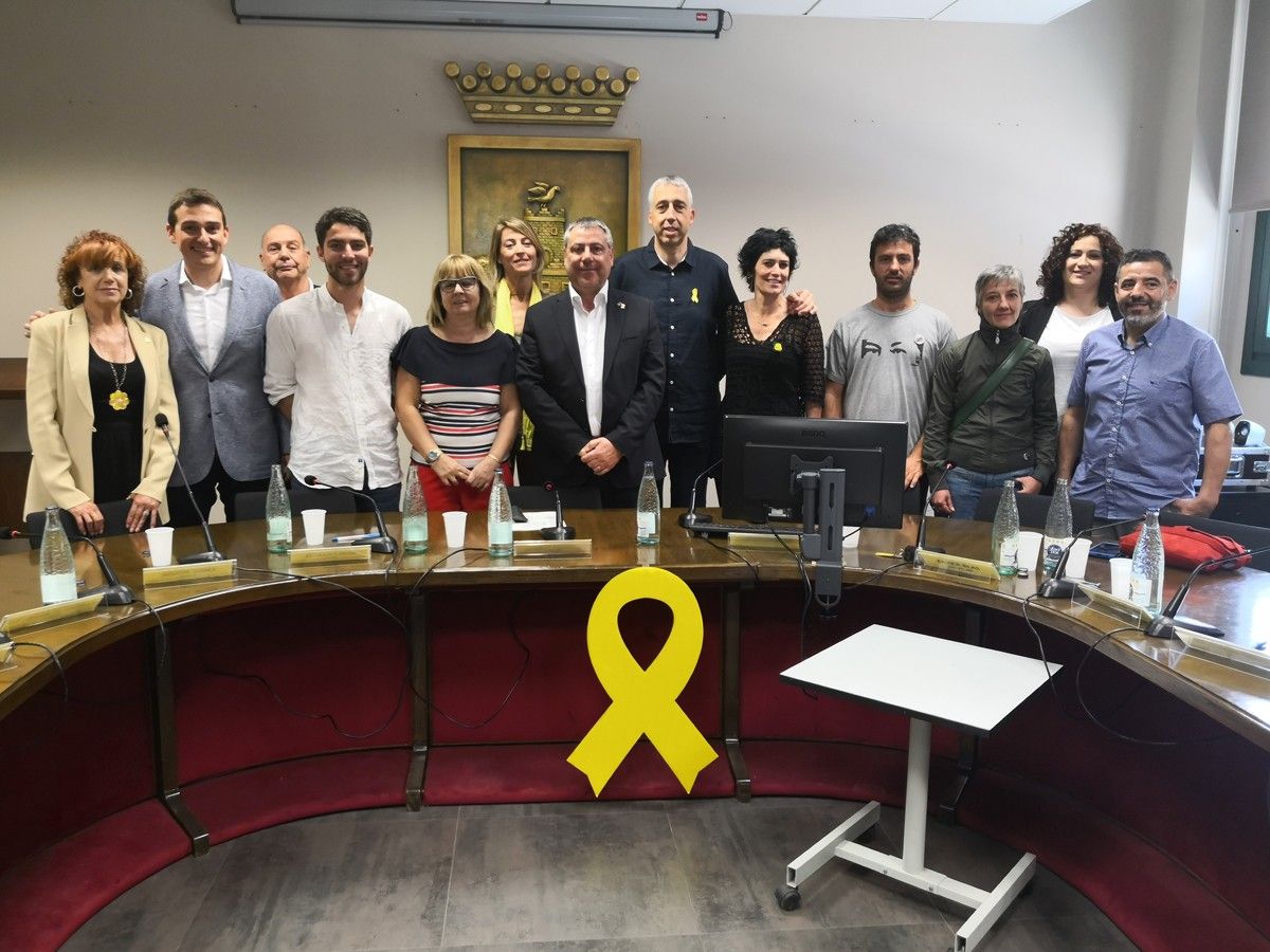 Jordi Xena, al centre de la imatge, amb tots els regidors i regidores de l'Ajuntament de Santa Maria de Palautordera 2019-2013