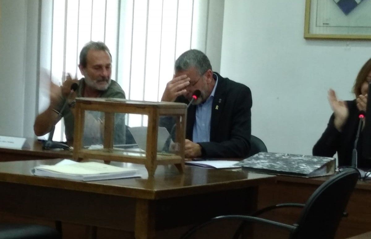 Joan Mora, alcalde de Vallgorguina emocionat en el ple d'investidura quan ha parlat de Puigdemont
