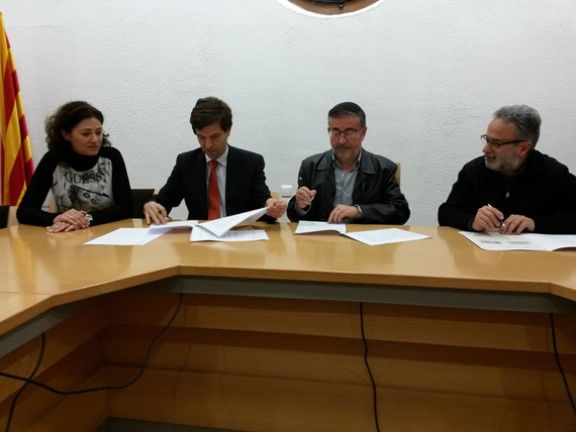 Un moment de la signatura del conveni a la sala de plens de l'Ajuntament de Sant Celoni