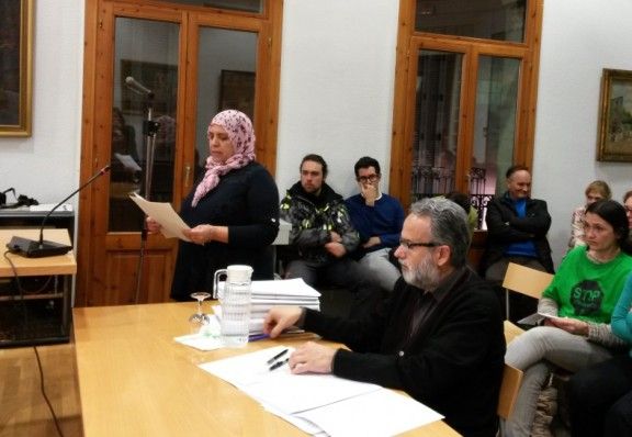 Una representant de l'Associació Almadaa - Horitzons llegeix la moció