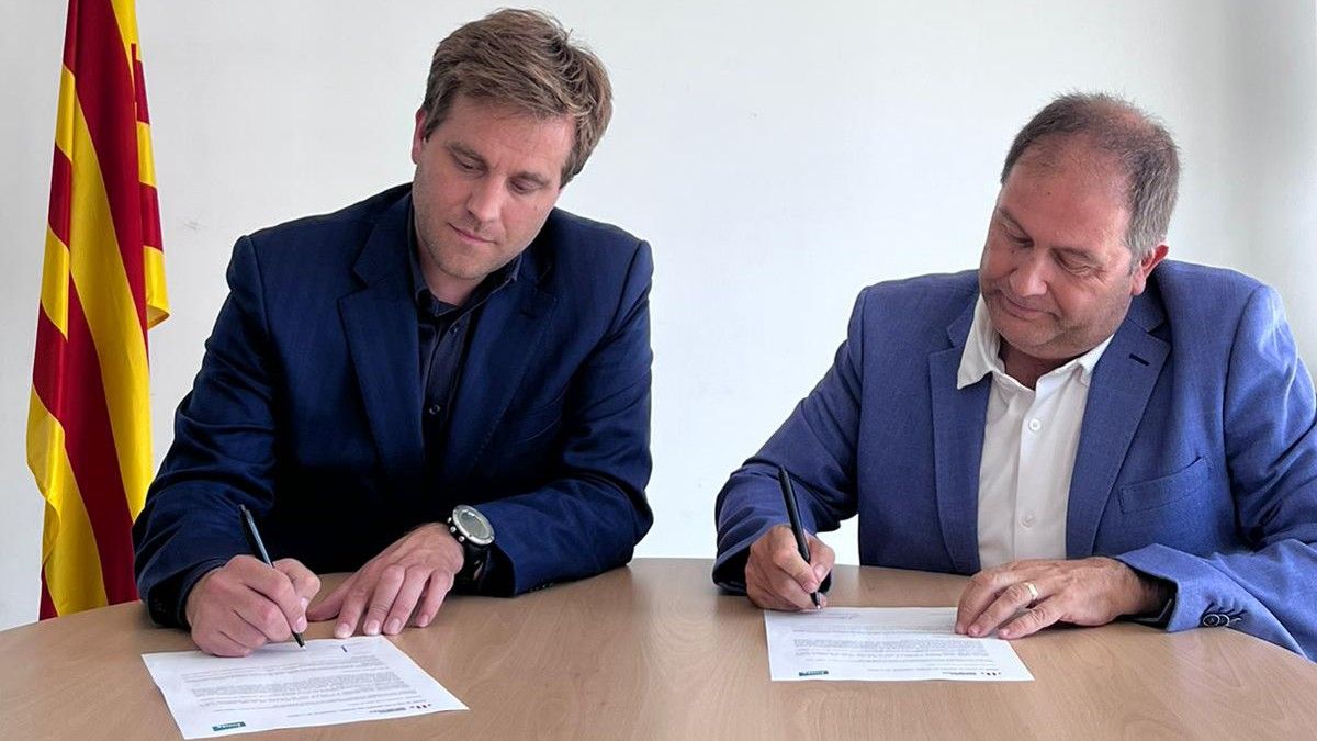 Jordi Camps i Albert Sanz signen l'acord de governabilitat del Consell Comarcal de la Selva entre Junts i ERC