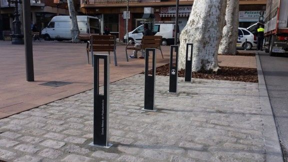 Els aparca bicicletes col·locats a la plaça de la Vila de Palautordera