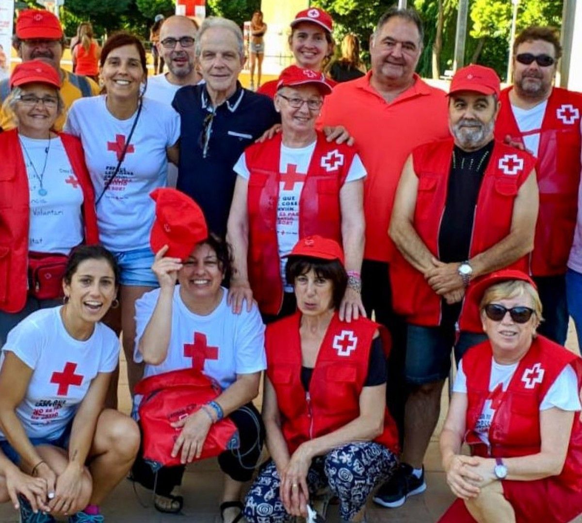Jordi Garcia, amb un jersei vermell, nou president de la Creu Roja Sant Celoni i Baix Montseny. A la seva dreta Josep Quitet, president de la Creu Roja Catalunya.