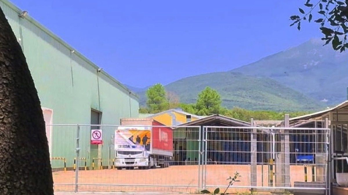 Un camió a la planta de l'antiga Aigües del Montseny