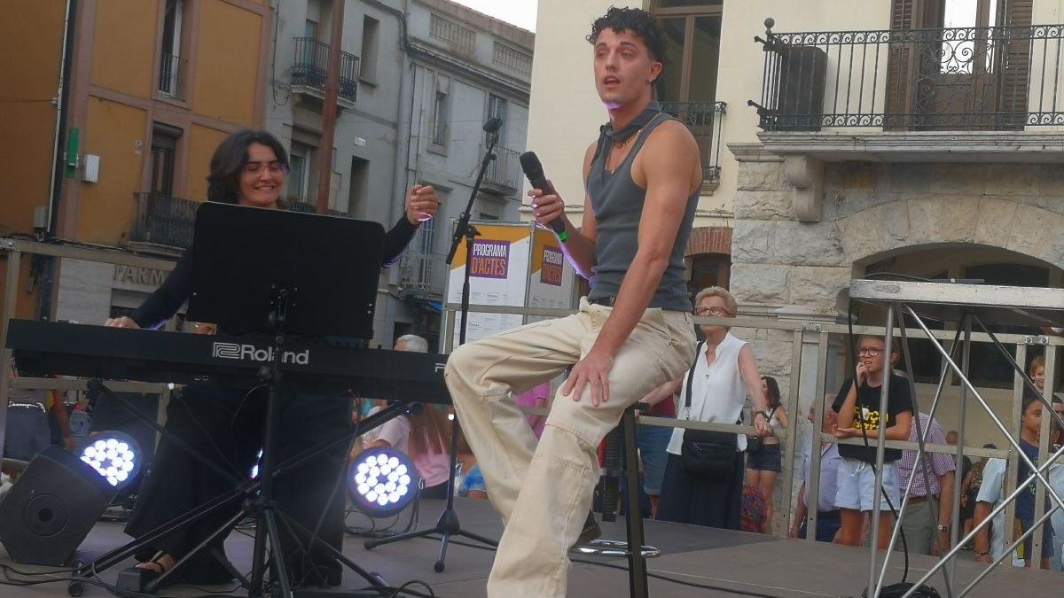 Eloi Gómez fent el pregó amb l'acompanyament musical d'Idoia Martínez