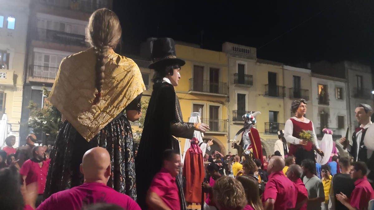 Tots els gegants de les colles convidades ballen a la plaça de la Vila de Sant Celoni