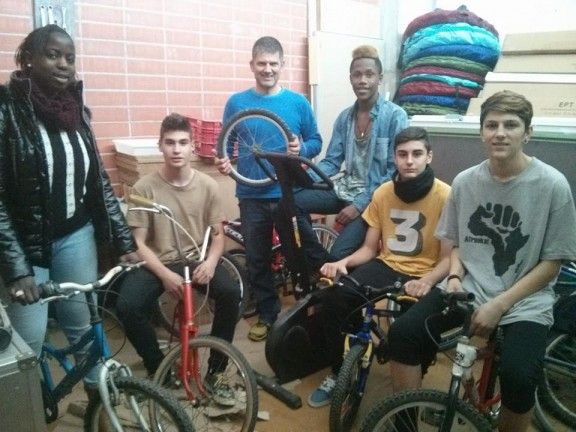 El professor i els alumnes al taller de bicicletes de l'Institut Reguissol 