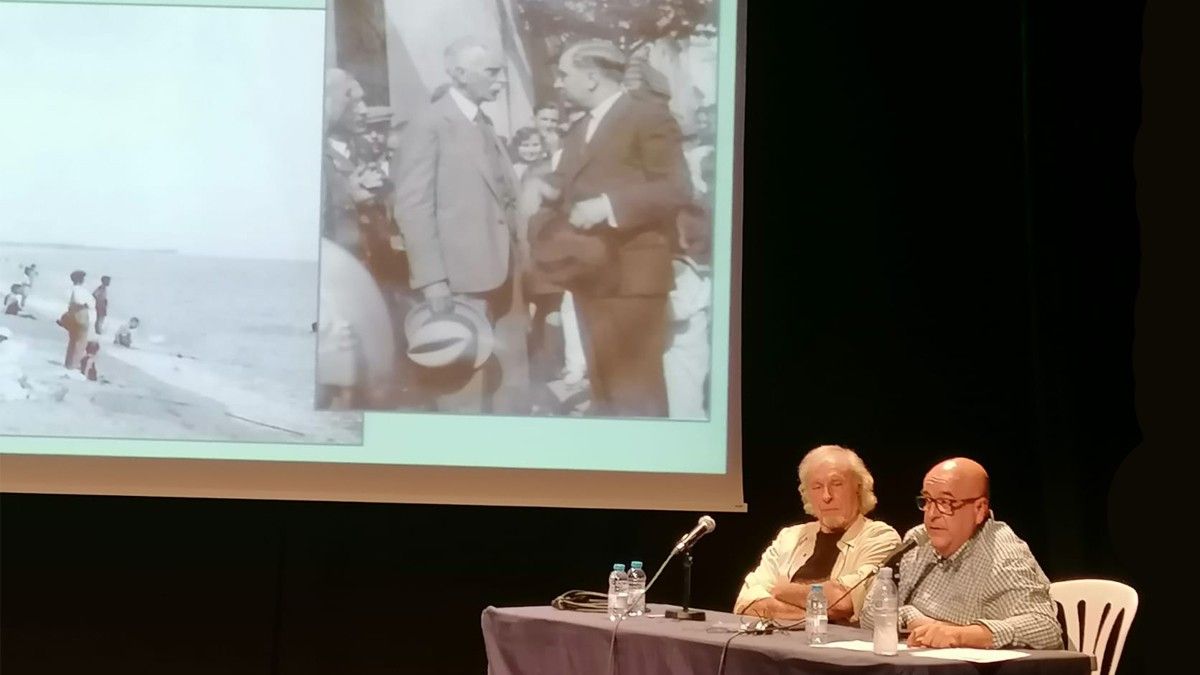 Carles Sarrat i Ramon Reyero en l'acte de donació a Hostalric del fons documental de Francesc Arnau