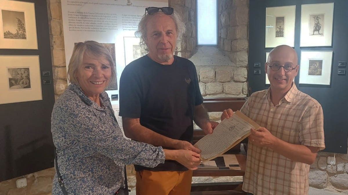 Lydie Rys, Carles Sarrat i Xavier Castanyer en el moment de la donació de les cartes entre Josep Aragay i Francesc Arnau.